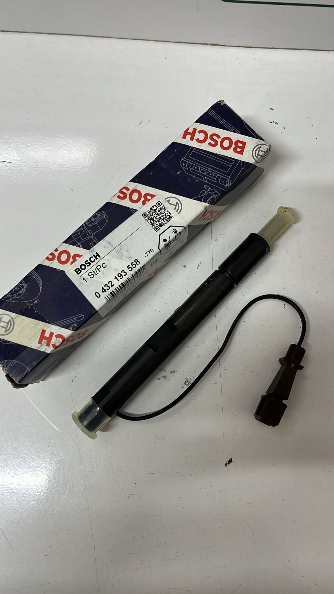 0432193558 Bosch Fuel Nozzle and Holder Assembly