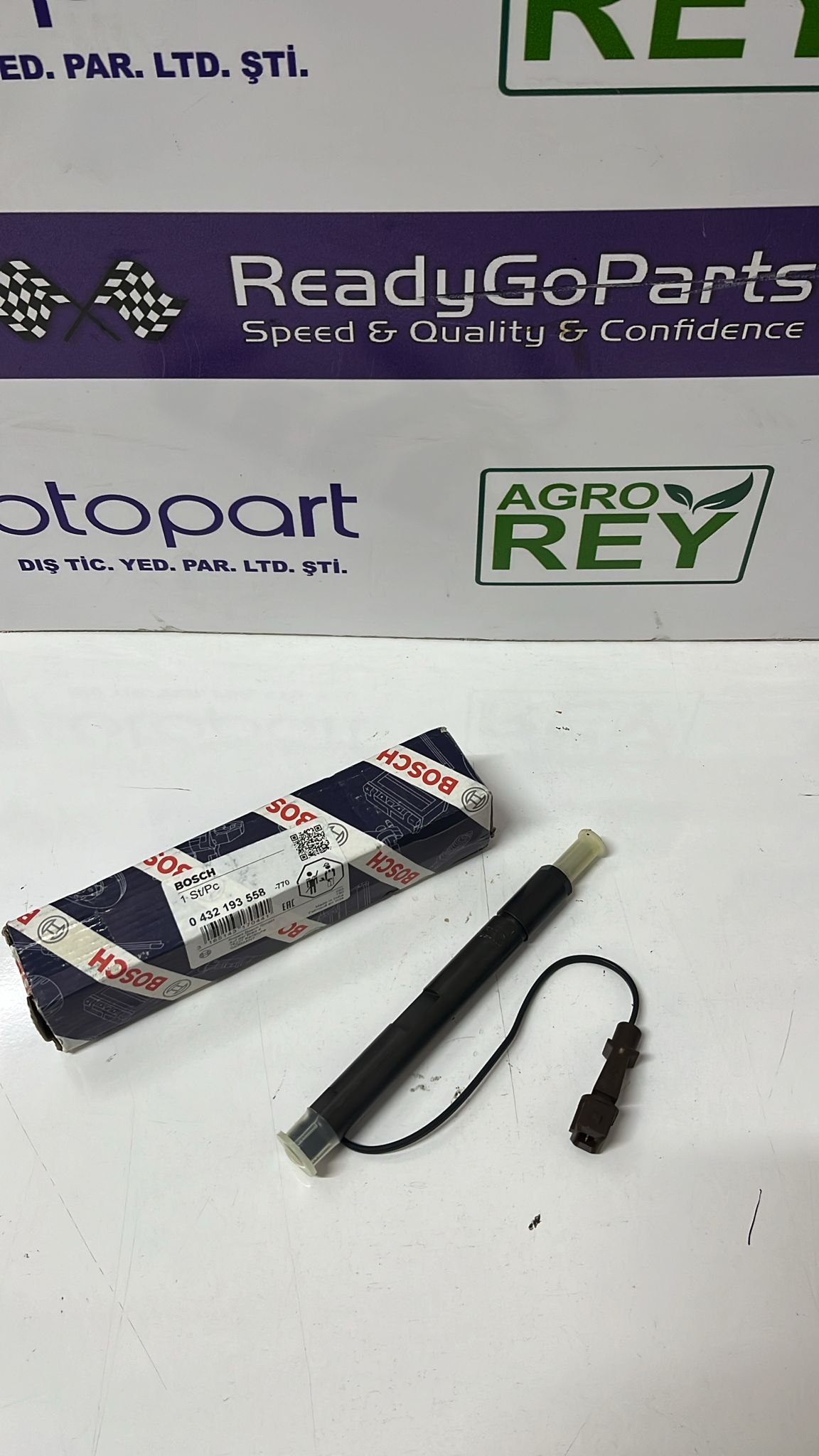 0432193558 Bosch Fuel Nozzle and Holder Assembly