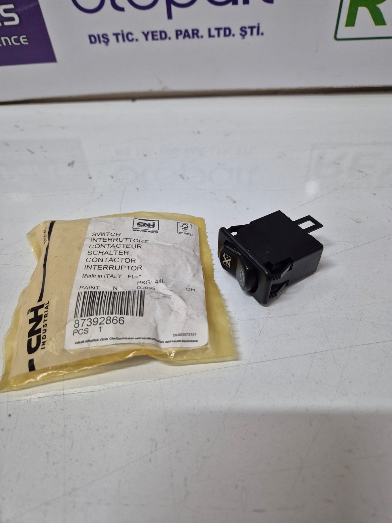 87392866  SWITCH Fit New Holland CNH
